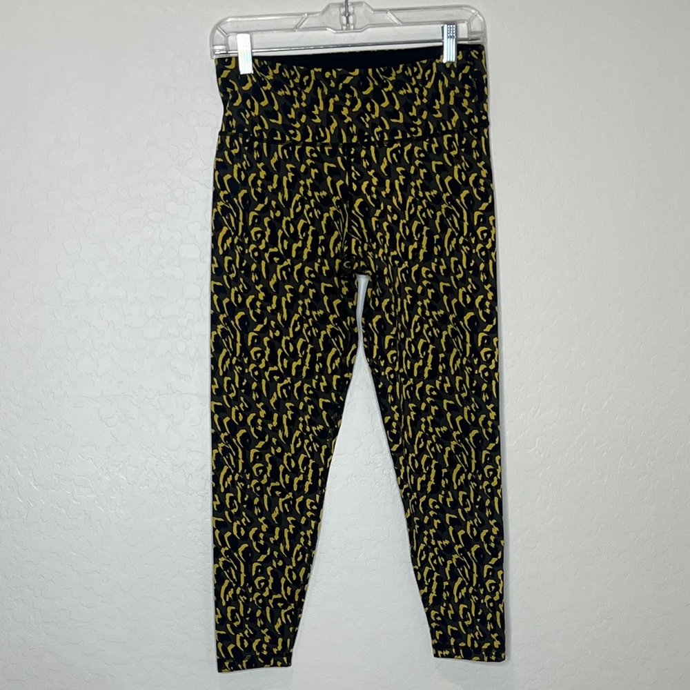 Sweaty Betty 3/4 Length Black and Yellow Patterned Leggings size Medium